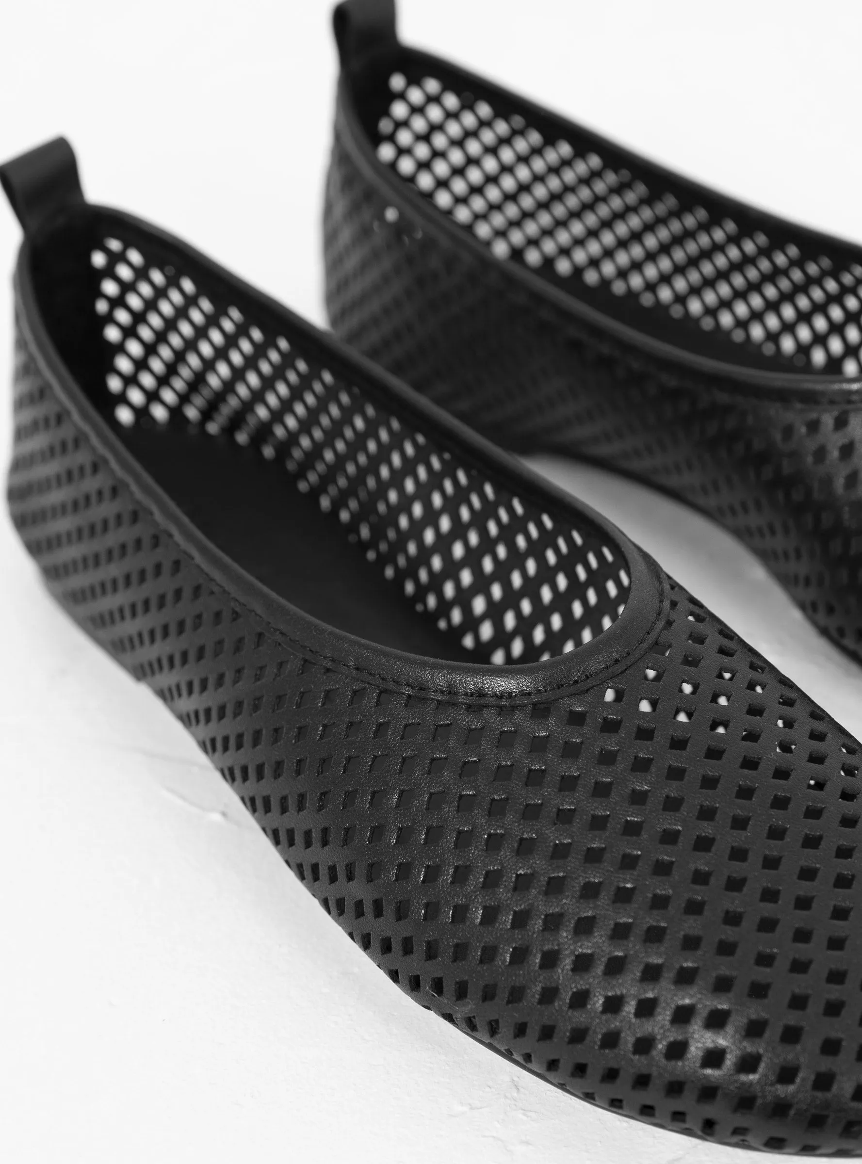 Elio Perforated Pumps Black